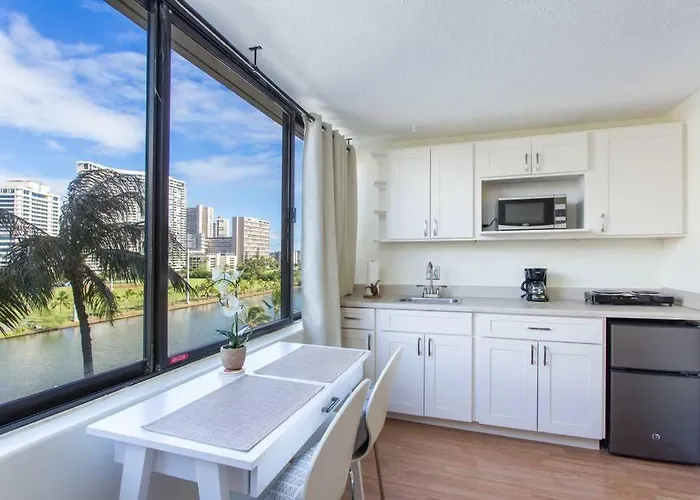 Hawaiian Monarch Upgraded Modern Studio