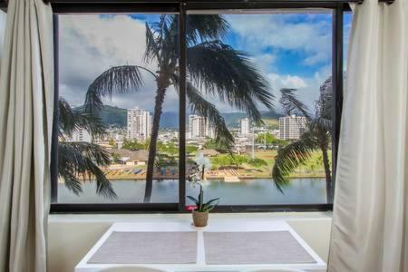 Hawaiian Monarch Upgraded Modern Apartment